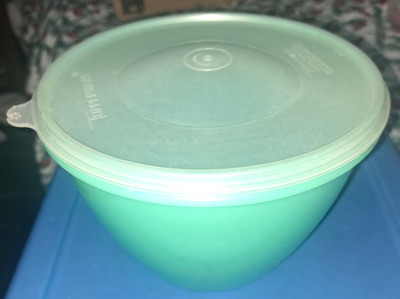 Vintage Tupperware Crisp-It Lettuce Keeper 679 /680 