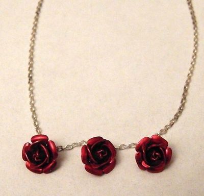 VINTAGE SCHMUCK HALSKETTE GOLDFARBEN 3 ROSEN EMAILLE ROT / 223