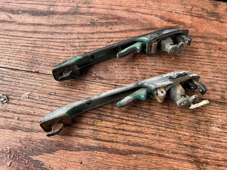 76-79 PORSCHE 924 OEM LADO DEL CONDUCTOR LADO IZQUIERDO Y DEL PASAJERO LADO DERECHO JUEGO DE MANIJAS DE PUERTA EXTERIOR Foto 4 de 4