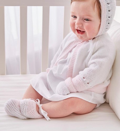 Strickanleitung Kopie 1555.    Baby Mütze Fäustlinge Schuhe.  0-12 Monate.  DK