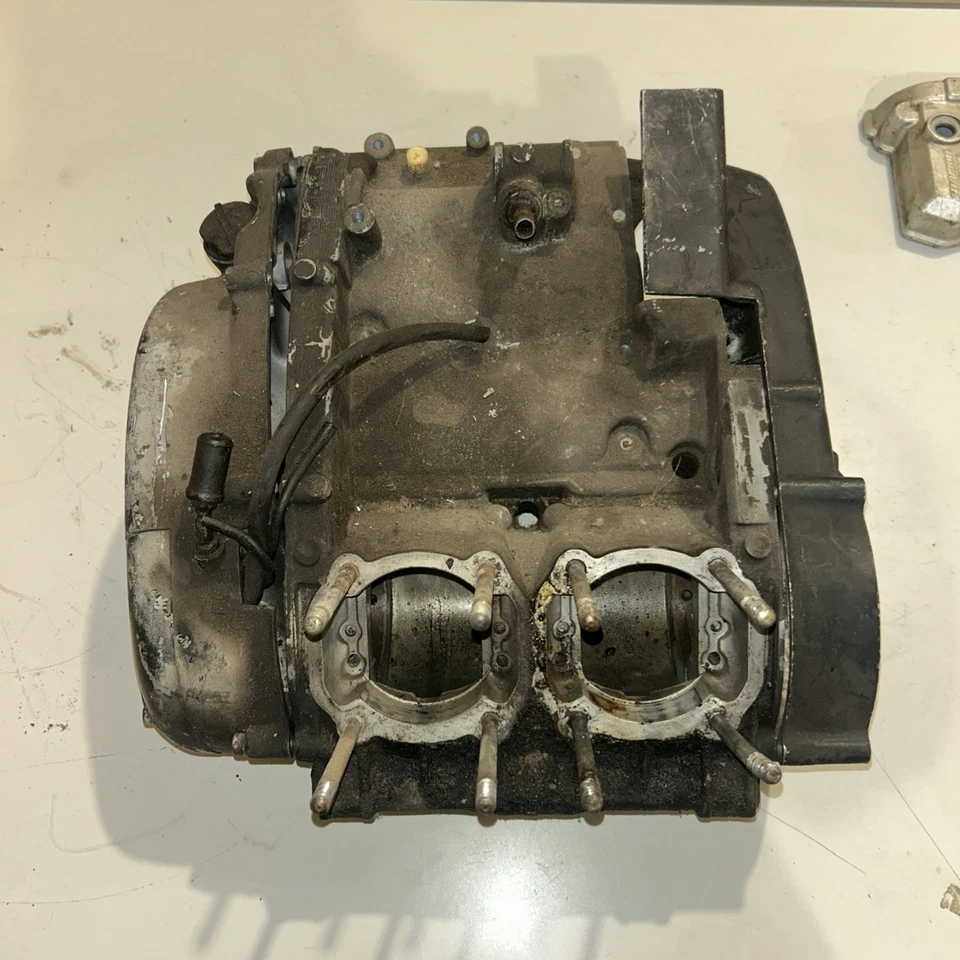 1973-1975 Yamaha RD350 RD 350 Center Cases Crankcase side covers oil pump - Image 2 of 4