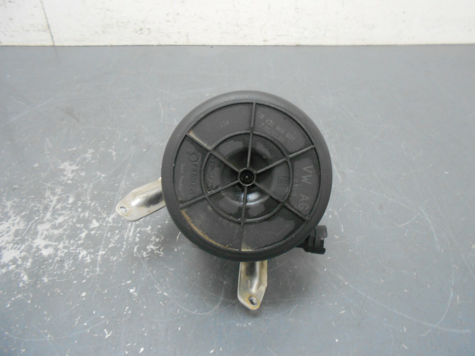 2014 11 12 13 14 Audi R8 V10 Secondary Air Pump A.I.R. #2  #01602 i1
