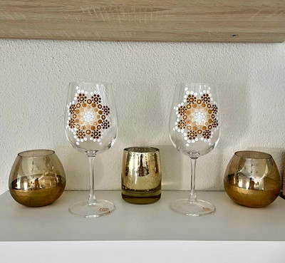 Juego de 2 Copas de vino pintadas a mano con diseños de mandalas. 68cl c/u.
