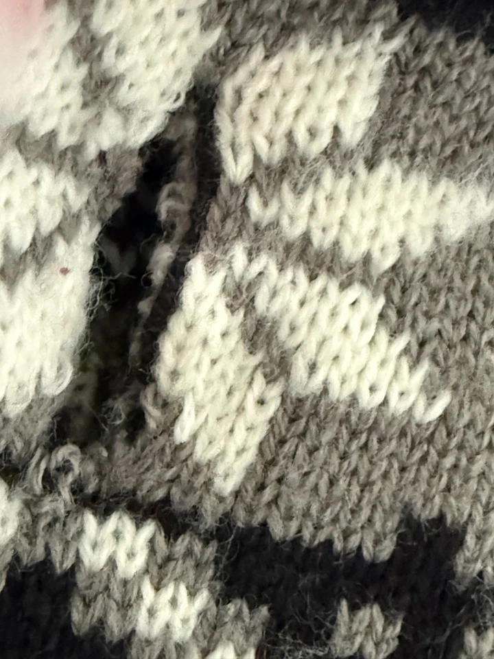 Suéter para Mascotas Hotel Perrito Tejido Blanco y Negro Cuello Tortuga con Correa Agujero Talla M Foto 2 de 4