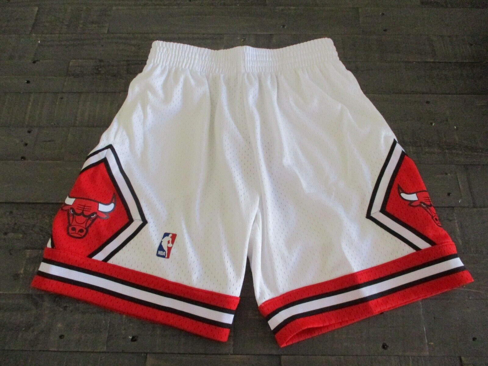 Sk8thegr8, Vintage Michael Jordan T-short, Mitchell & Ness Chicago Bulls  shorts, Supreme…