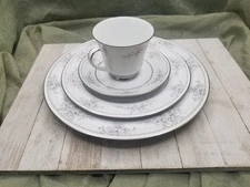 Set of Legendary by Noritake Sweet Leilani 4 Piece Place Setting China