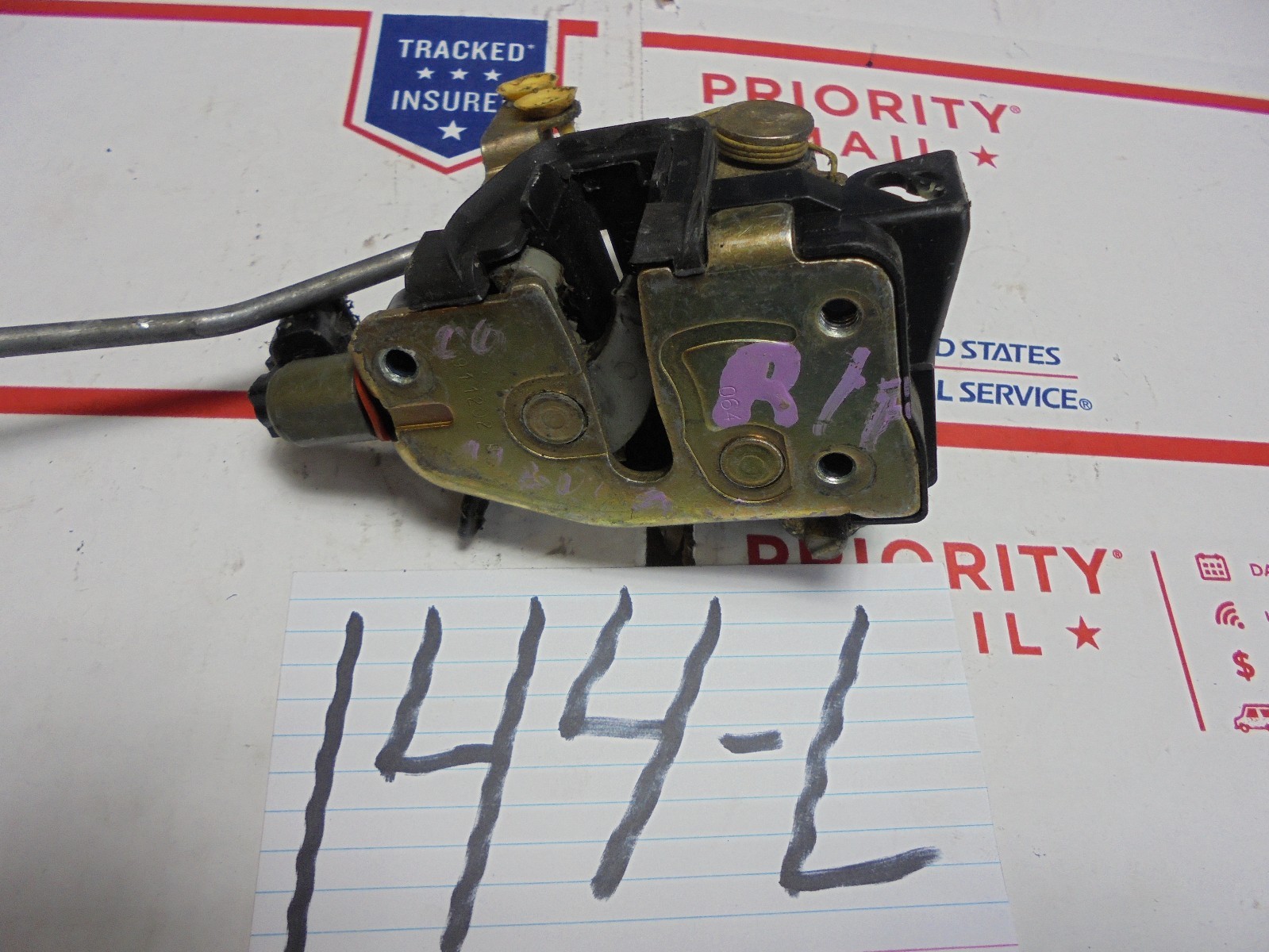98 99 00 01 02 Navigator / Expedition FRONT PASSENGER Side Door Latch  #144L