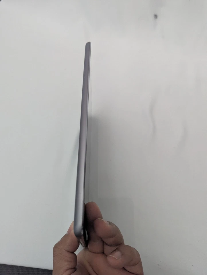 Apple iPad Air A1474 MD785LL/B 9.7-inch w/16GB & WiFi Space Gray 2013 EUC - Image 4 of 4