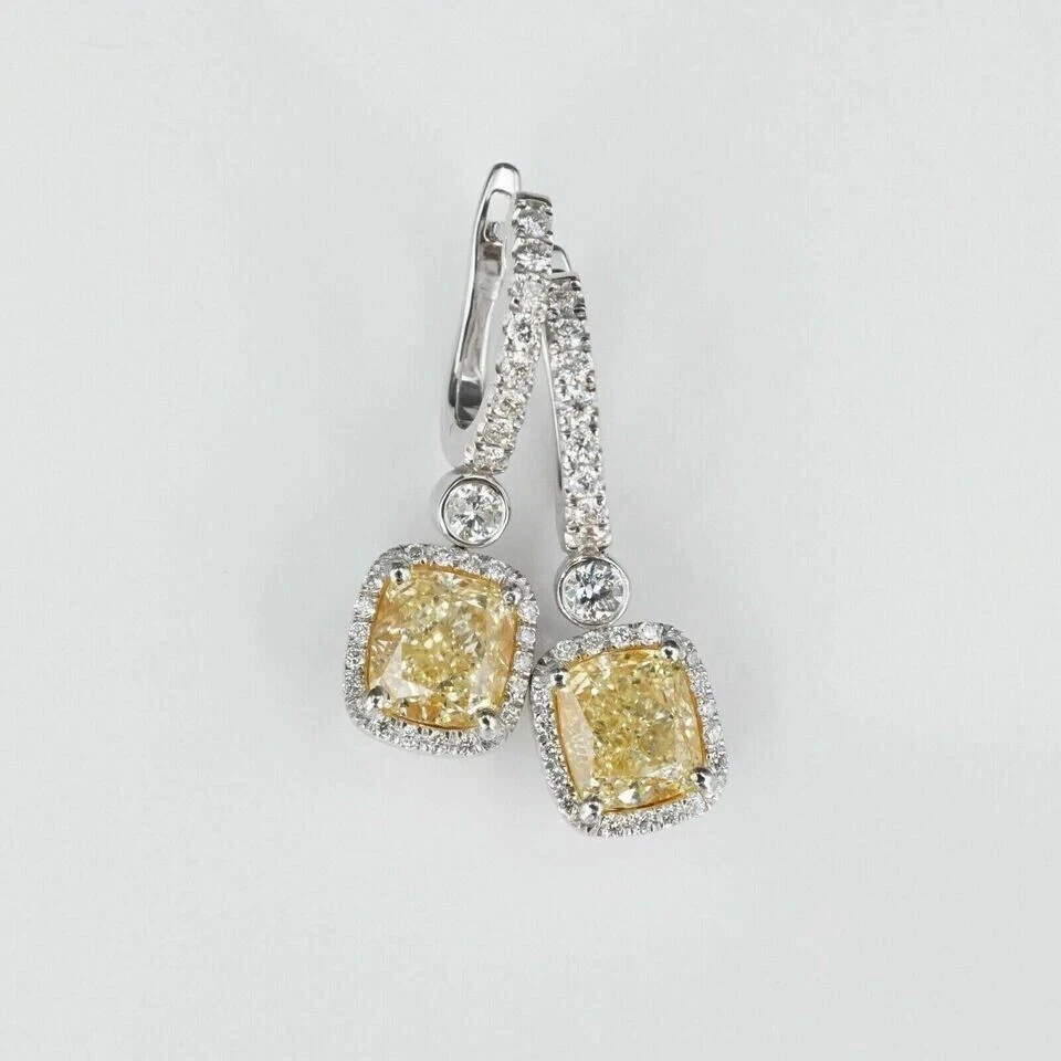 Pendientes con halo de diamantes amarillos enchapados en oro blanco de 14 quilates de 3,00 quilates creados en laboratorio Foto 4 de 4
