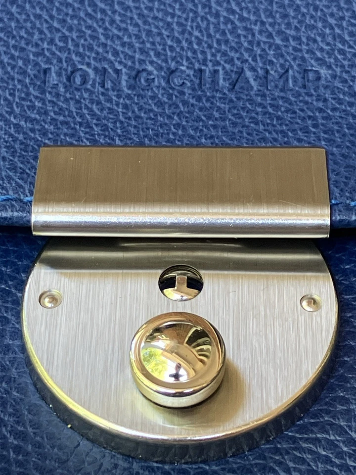 Cartera sin asas Longchamp de cuero Le Foulonné azul cartera con cerradura y llave Foto 3 de 4