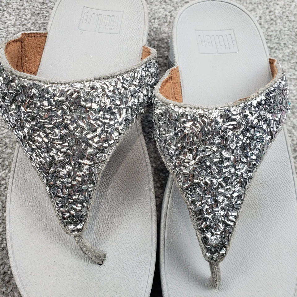 Sandália FitFlop Lulu prata cintilante enfeite de contas tanga anabela feminina tamanho 8 - Imagem 4 de 4