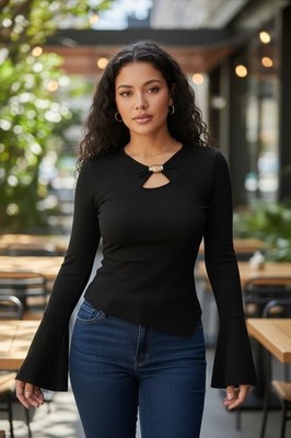 Elegantes schwarzes Langarmshirt mit goldenem Detail vorne....