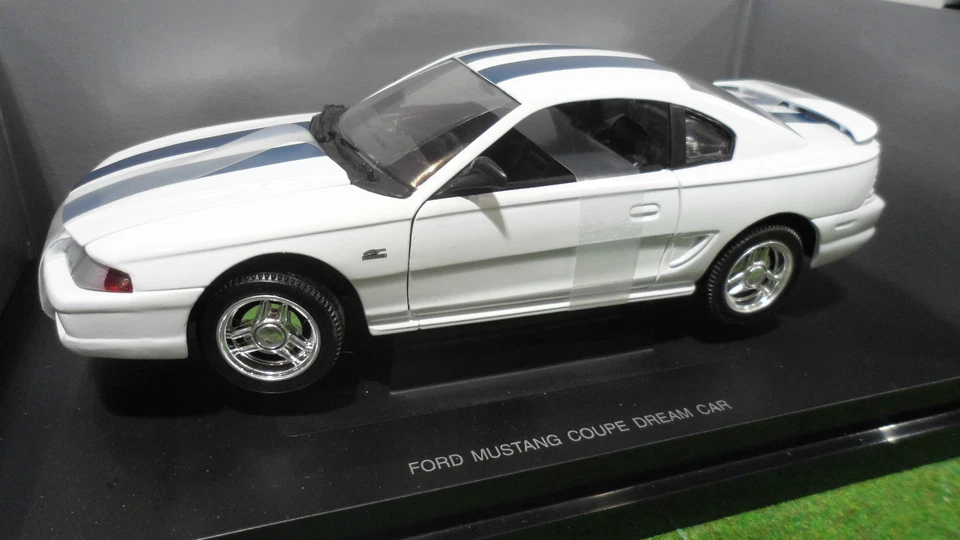 FORD MUSTANG GT Coupé Dream Car blanc bande bleu 1/18 UNIVERSAL HOBBIES voiture - Photo 1/1