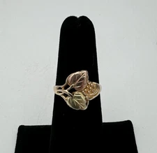 10K Tri Color Gold Ladies Ring with Grape Leaf Design size 5.25 2.5gr