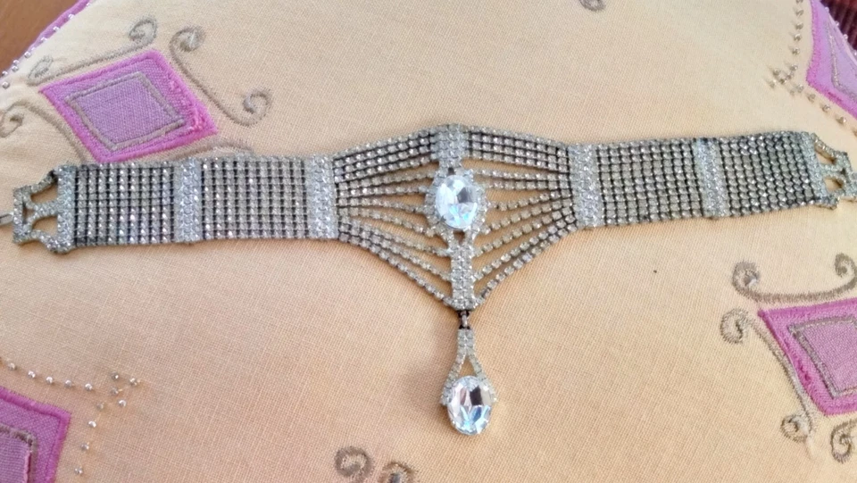 Parure de bijoux anciens en strass, ras de cou et clips d'oreilles - Photo 3/4