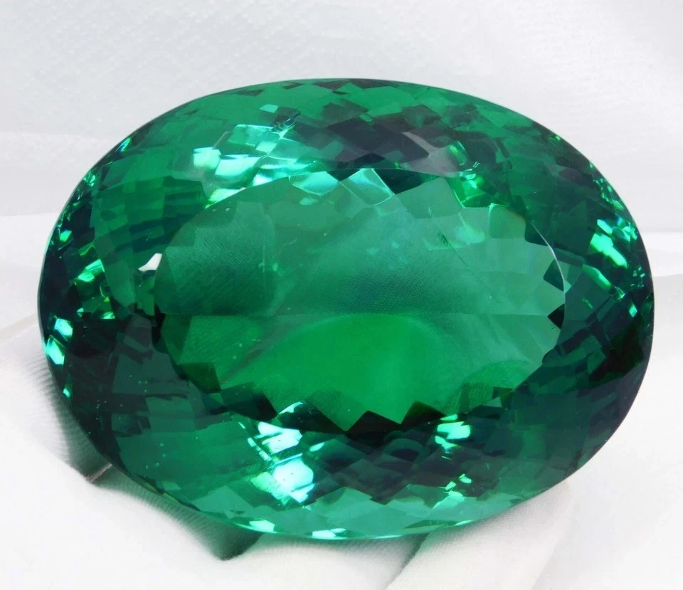 Piedra preciosa granate verde tsavorita natural certificada de 1550,00 quilates - corte ovalado grande Foto 2 de 4