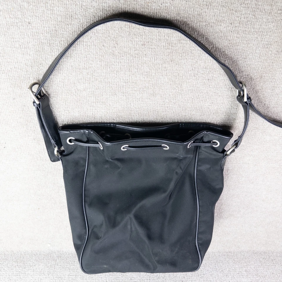 Kenneth Cole Reaction Bolso Negro Lona Cierre con Cordón Hobo Bolso de Hombro  Foto 2 de 4