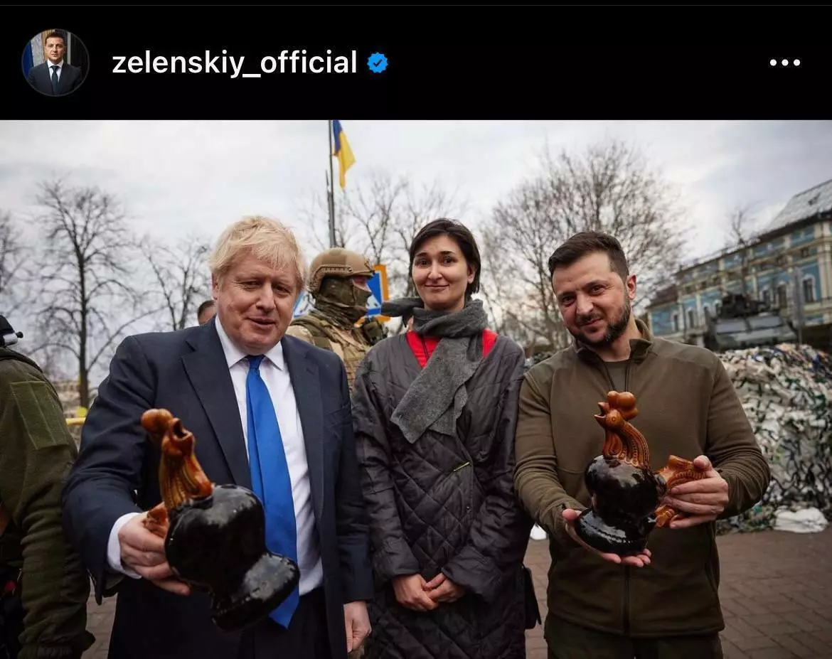 RARE! VINTAGE Figurine Rooster Zelensky gifted Boris Johnson in Ukraine decanter