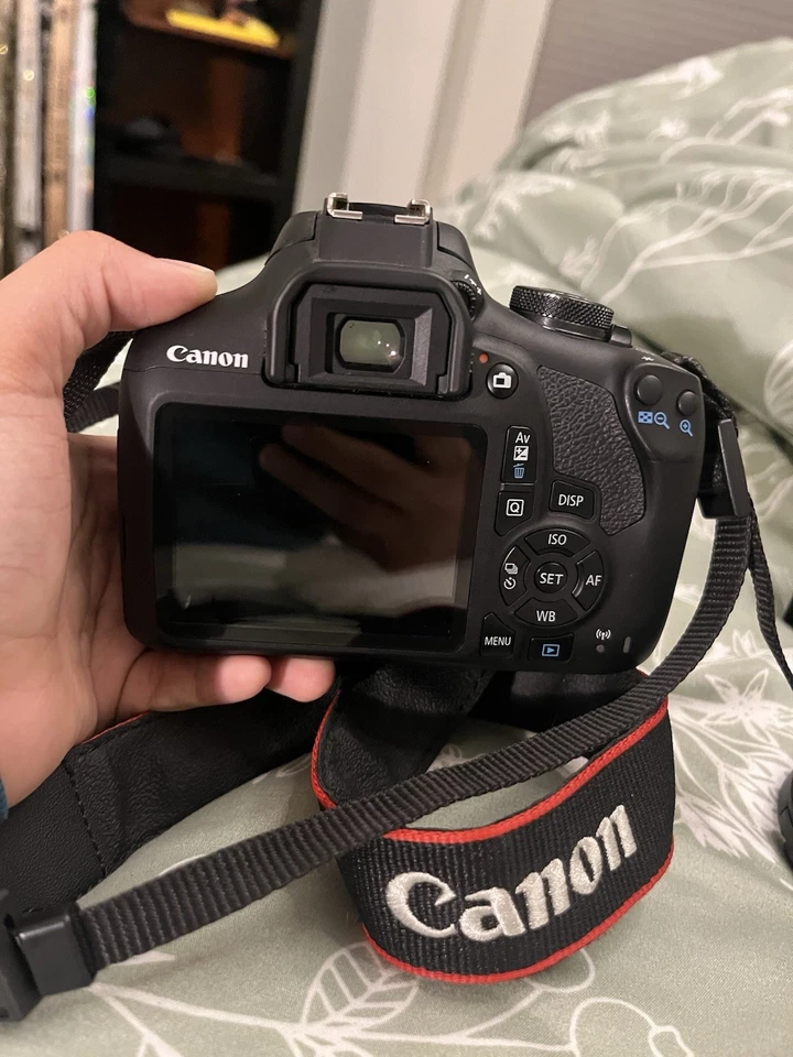 Paquete de cámara Canon Rebel T7 - excelente estado - dos lentes + bolsa  Foto 2 de 4