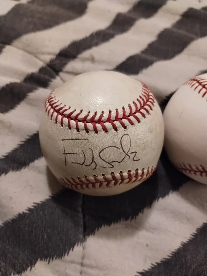 Lote de 2 pelotas de béisbol firmadas por Freddy Sánchez OMLB un juego usadas ambas en Sweet S Foto 2 de 4