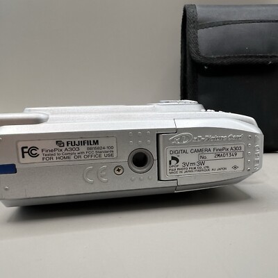Fujifilm FinePix A303 3.2MP Compact Digital Camera + 256mb Xd