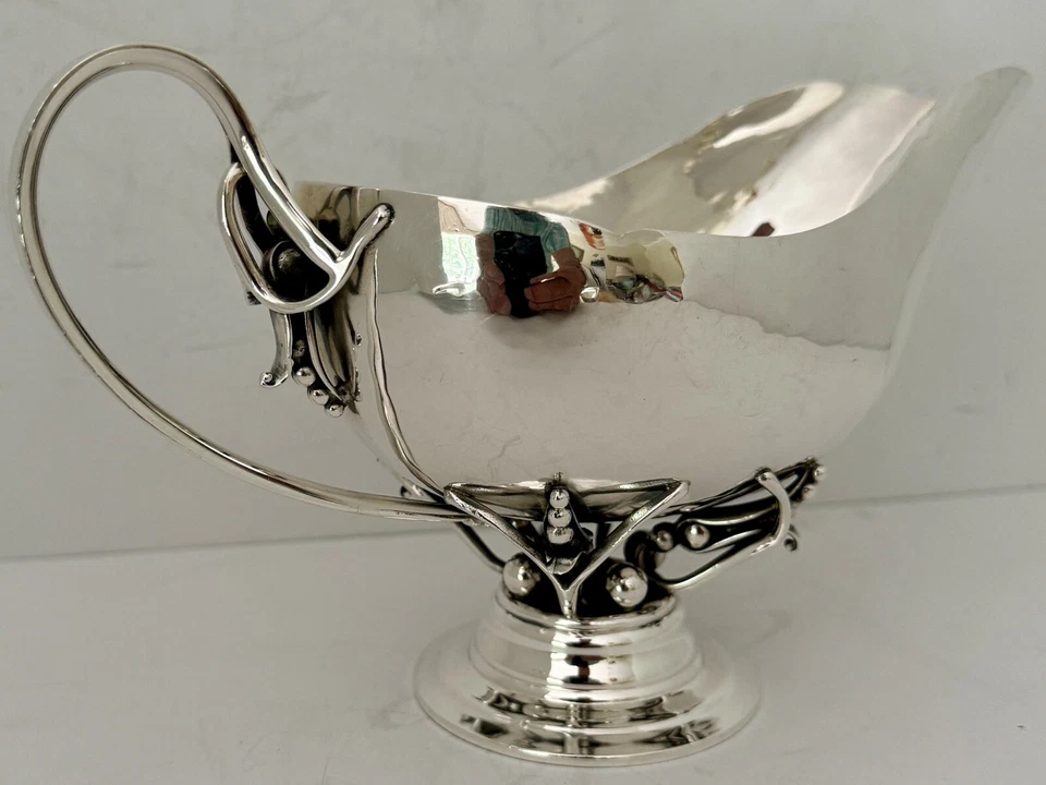 WILLIAM G DeMATTEO ESTERLINA FORJADA A MANO SALSA O SALSA BARCO EN BANDEJA C. 1950 Foto 3 de 4