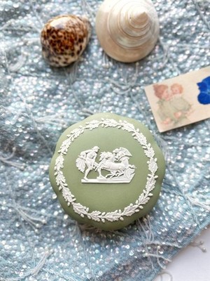 Wedgwood Jasperware grün Schmuckschatulle klassisch Cherub Streitwagen Topf Salbei Eichenblatt
