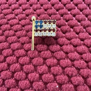 Vintage Swarovski Faceted Crystal Gold Tone American Flag  Lapel Pin Back USA 