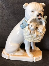 entzückende antike Porzellan Figur Hund Bulldogge mit Welpen im Korb