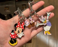2026 DISNEY PARKS Minnie Mouse Daisy Duck 2 Piece Keychain Set Bag Charm New