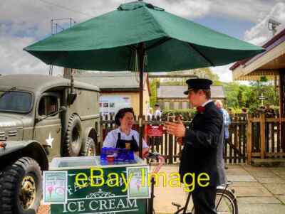 Foto 6x4 Eisdiele vor Ramsbottom Station Stationmaster und ic c2015