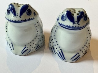 Vintage Novelty Ceramic White/Blue Spotted Frogs Salt & Pepper Shakers 7cm high
