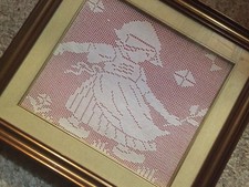 QUADRO CON BIMBA  FATTO ALL'UNCINETTO. VINTAGE. (Completo di cornice) 