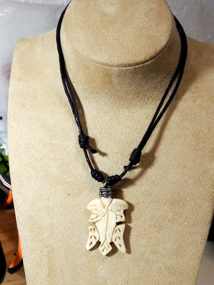 Collare/Ciondolo Di Osso Intaglio Disegno Tribale, Solo E Artigianale - Immagine 2 di 4