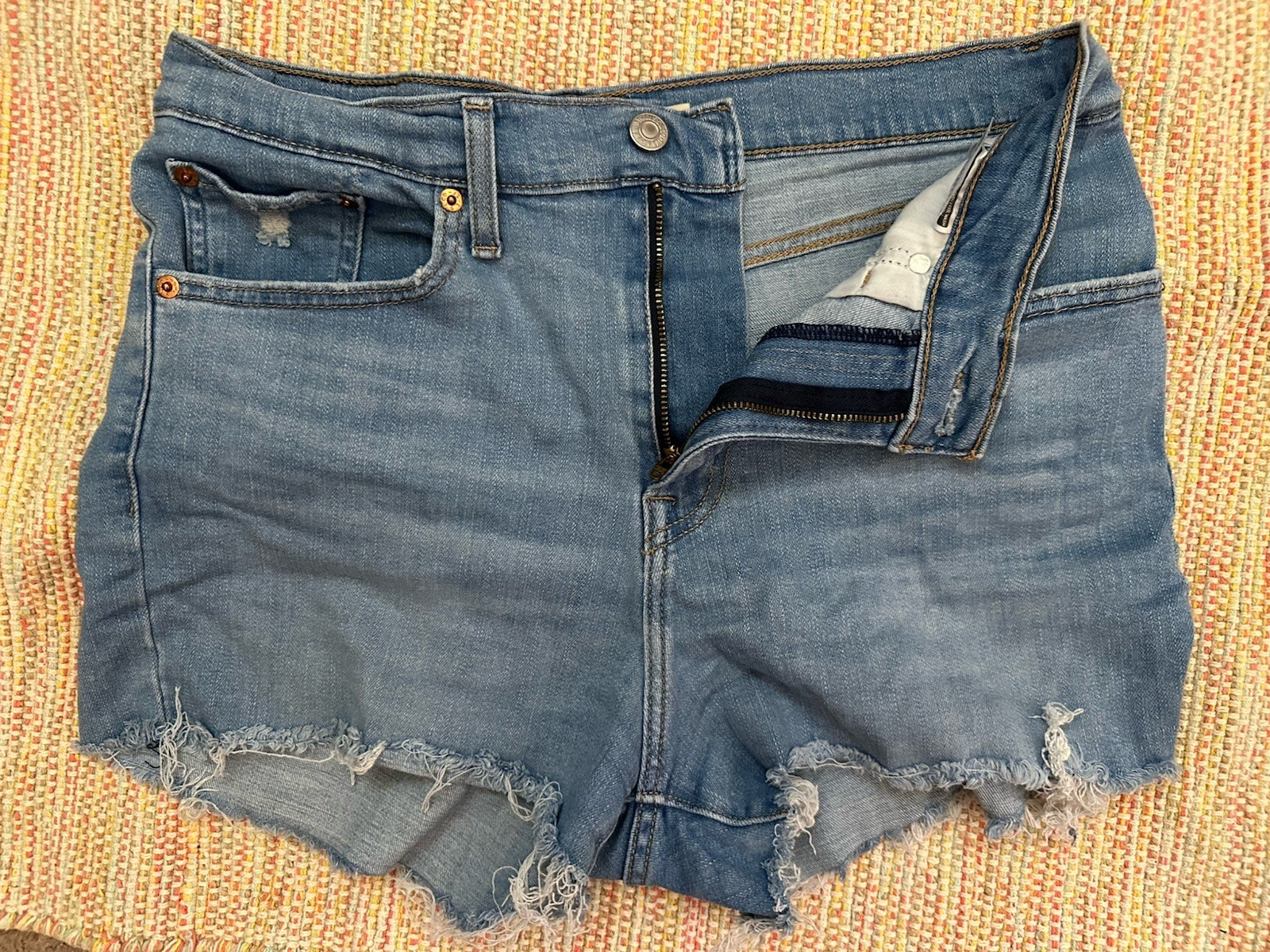 Levi's Women's High Rise Cut Off Denim Shorts Blue Size 30 Frayed Hem Pockets