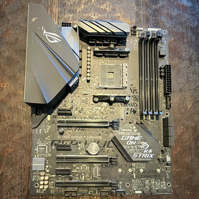 ASUS ROG Strix B450-F Gaming ATX AM4 AMD DDR4 4-DIMM M.2 PCIe. No screws