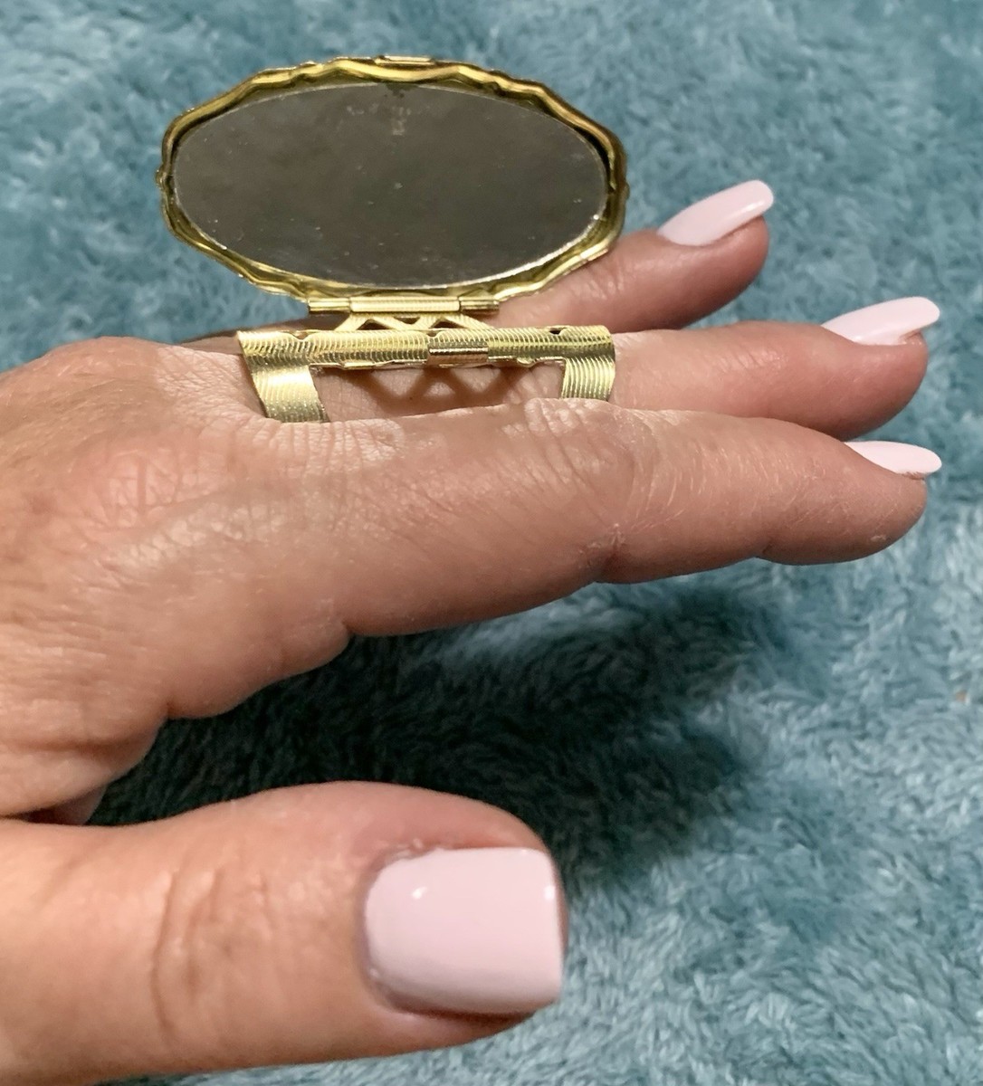 Vintage Gold Tone Floral Compact Mirror Size 7 Oval Adjustable Ring View 4
