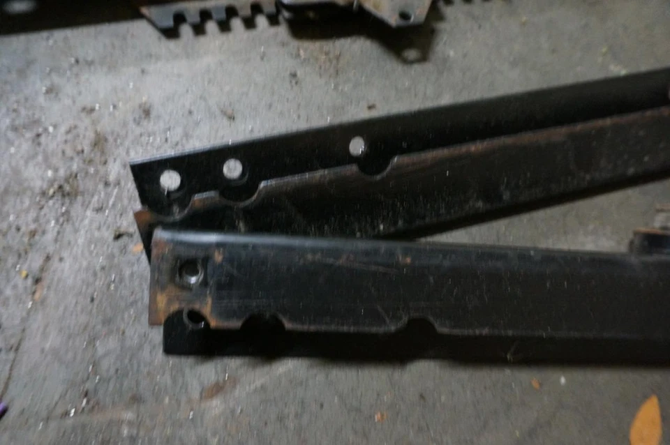 Rieles de asiento deportivo pasajero delantero derecho BMW E21 guías de orugas 75-83 320is 323is Foto 2 de 4