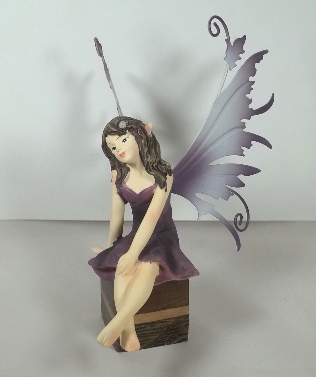 Figurine Fée Rêveuse Avec Ailes En Métal - Socle Bois - Résine Violette - GT-9/04