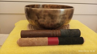 FULL MOON series singing bowl   183 mm (7.3 inches). Notes: G#, D#, C#. Weight: 