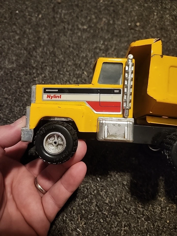 "Camión de volteo vintage de metal NYLINT amarillo 8"" hecho en Corea - buen estado"  Foto 3 de 4