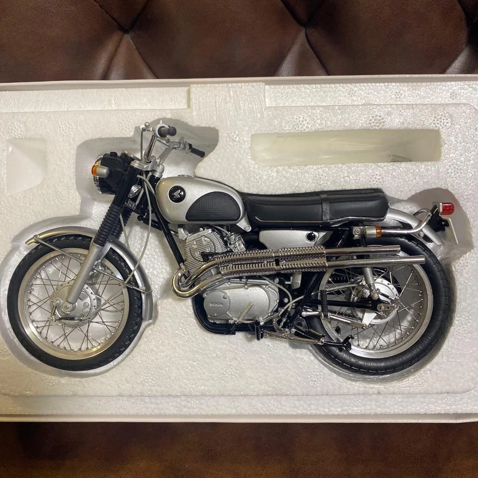 EBBRO 1/10 Honda CL72 1962 Diecast Motorcycle Model - Image 2 of 4