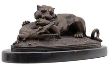 Bronze Skulptur Tiger & Krokodil Kampf – signierte Tierfigur auf Marmorsockel
