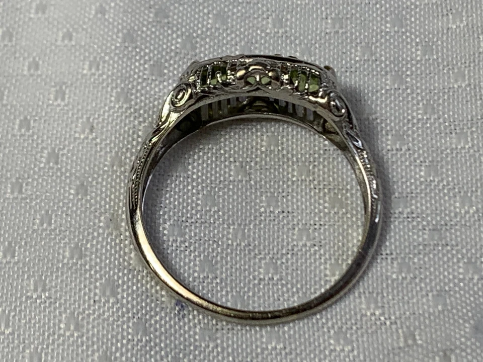 Vtg 18K White Gold Ring 2.32g Fine Jewelry Sz 8 Band Green Stone Round Prong - Image 4 of 4