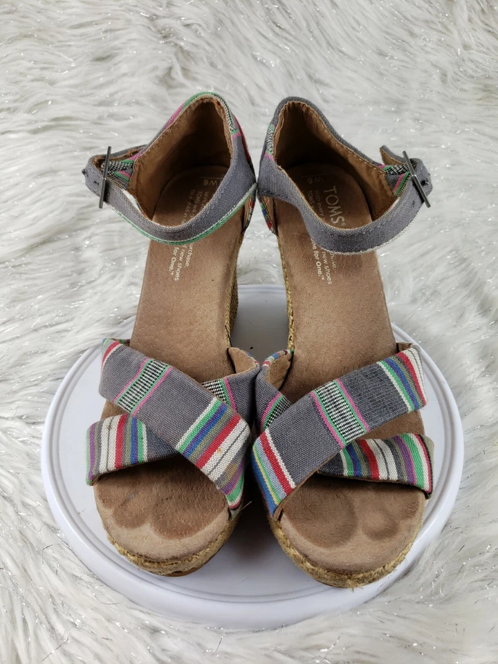 Sandalias TOMS para mujer talla 6 a rayas gris rosa tacón de cuerda cuña correa al tobillo Foto 3 de 4