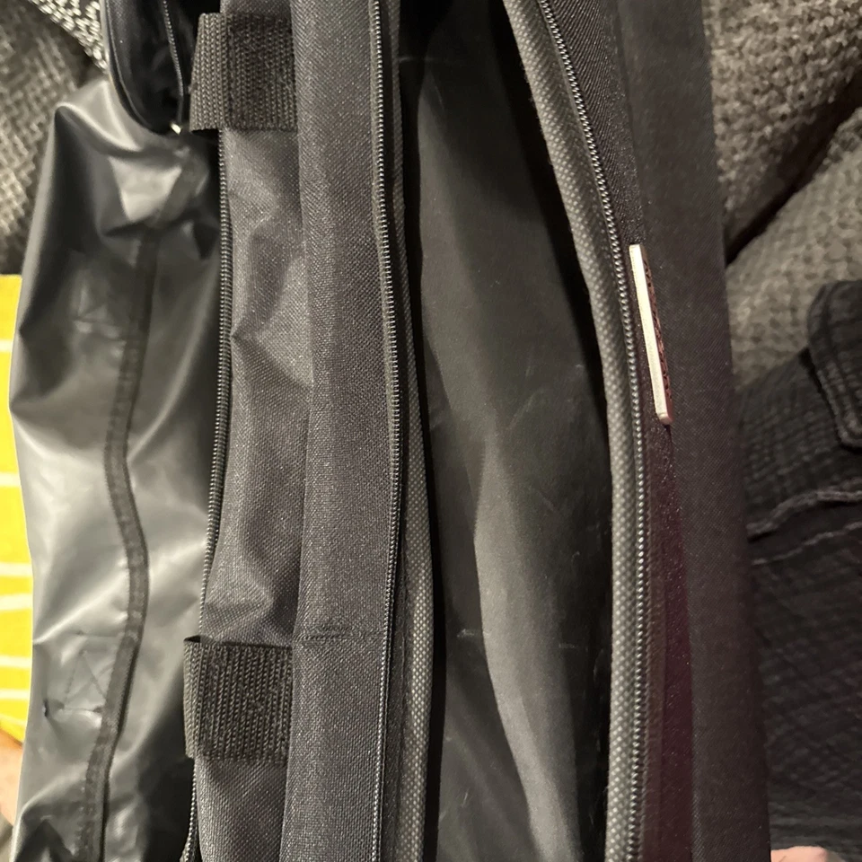 行李箱 American Tourister 随身行李袋带轮子黑色 20 英寸宽 — 第 4/4 张图片