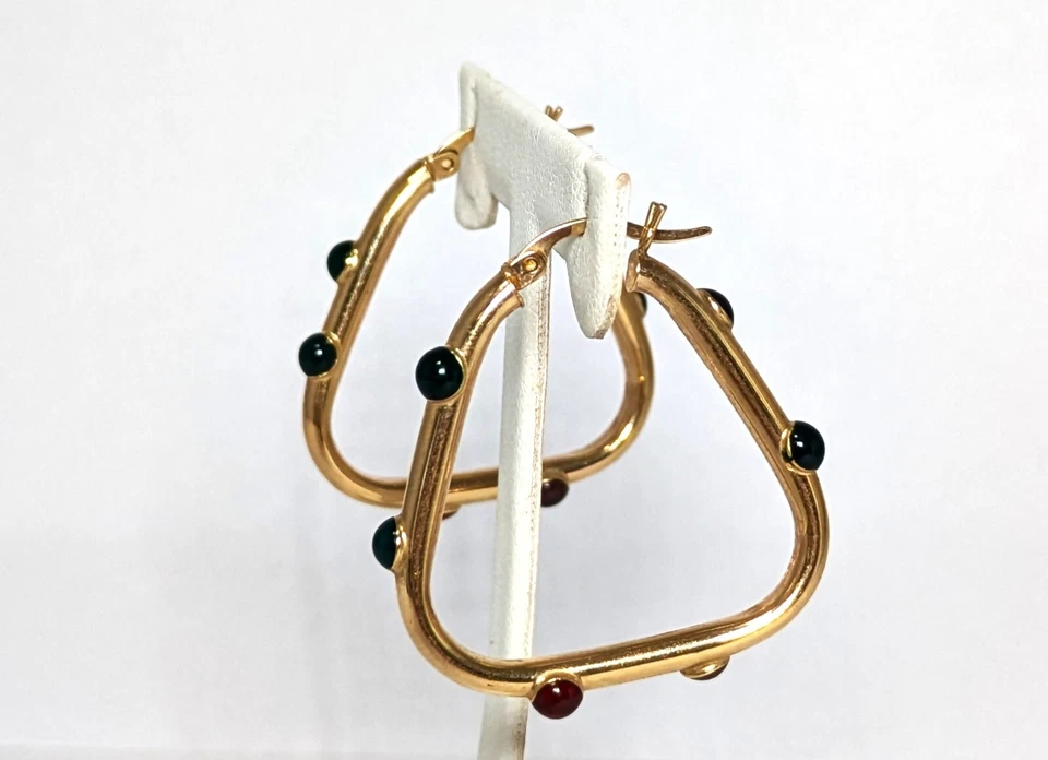 Pendientes de lazo de oro de 14K, 1-1/4"" por 1-1/4"", zafiros simulados, rubíes y esmeraldas Foto 3 de 4