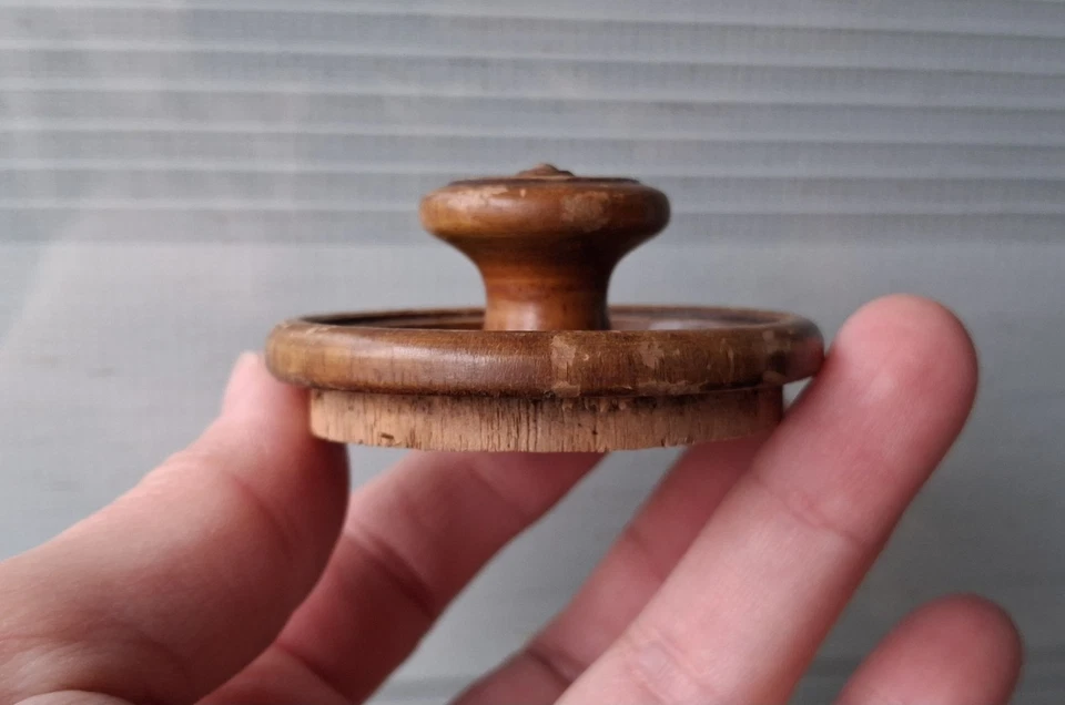 ANCIENNE POIGNÉE DE MEUBLE bouton en BOIS à encastrer , D=5,8cm   N°94D - Photo 4/4