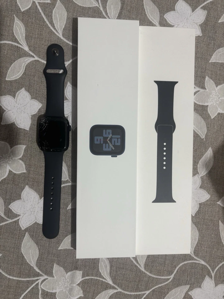 Apple Watch SE GPS 44mm Cassa in Alluminio con Cinturino Sport, foto 1 di 5