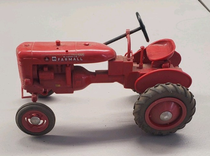 Vintage 1948 Design Fabricators 1:16th Scale 1947 Farmall 